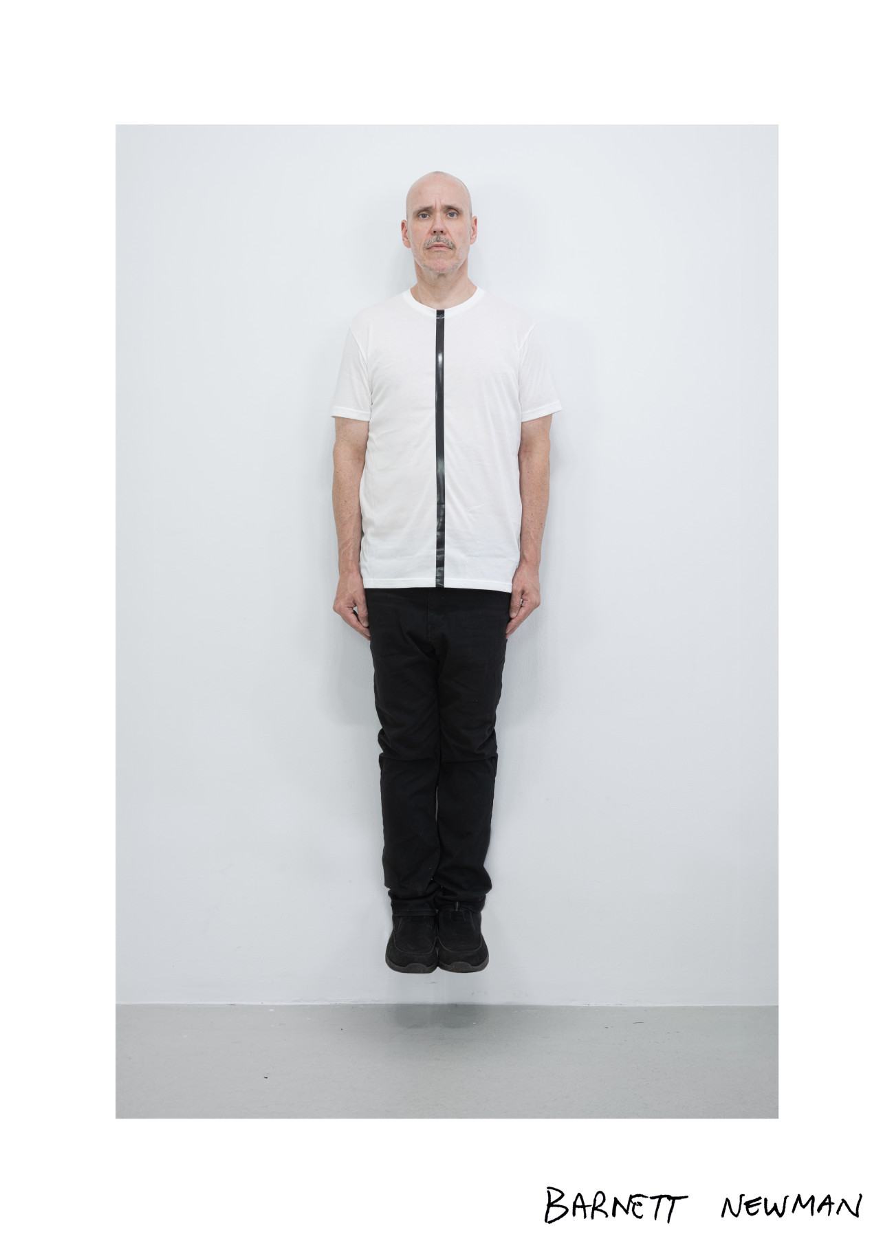 Steve Giasson et Charles-&Eacute;tienne Lebrun. Performance invisible n&deg; 259 (Faire des histoires). D'apr&egrave;s&nbsp;Scott Grieger. Impersonations (Barnett Newman). 1970. Performance : Steve Giasson. Cr&eacute;dit photographique et retouches photographiques : Charles-&Eacute;tienne Lebrun. Assistance : Martin Vinette. Galerie B-312. 17 ao&ucirc;t 2025.