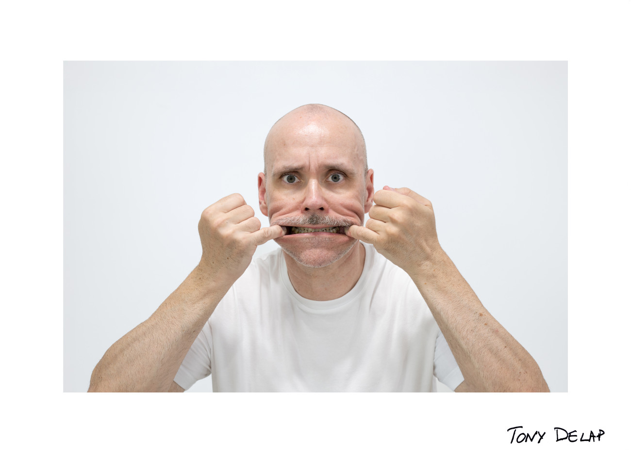 Steve Giasson et Charles-&Eacute;tienne Lebrun. Performance invisible n&deg; 259 (Faire des histoires). D'apr&egrave;s&nbsp;Scott Grieger. Impersonations (Tony Delap). 1970. Performance : Steve Giasson. Cr&eacute;dit photographique et retouches photographiques : Charles-&Eacute;tienne Lebrun. Assistance : Martin Vinette. Galerie B-312. 17 ao&ucirc;t 2025.