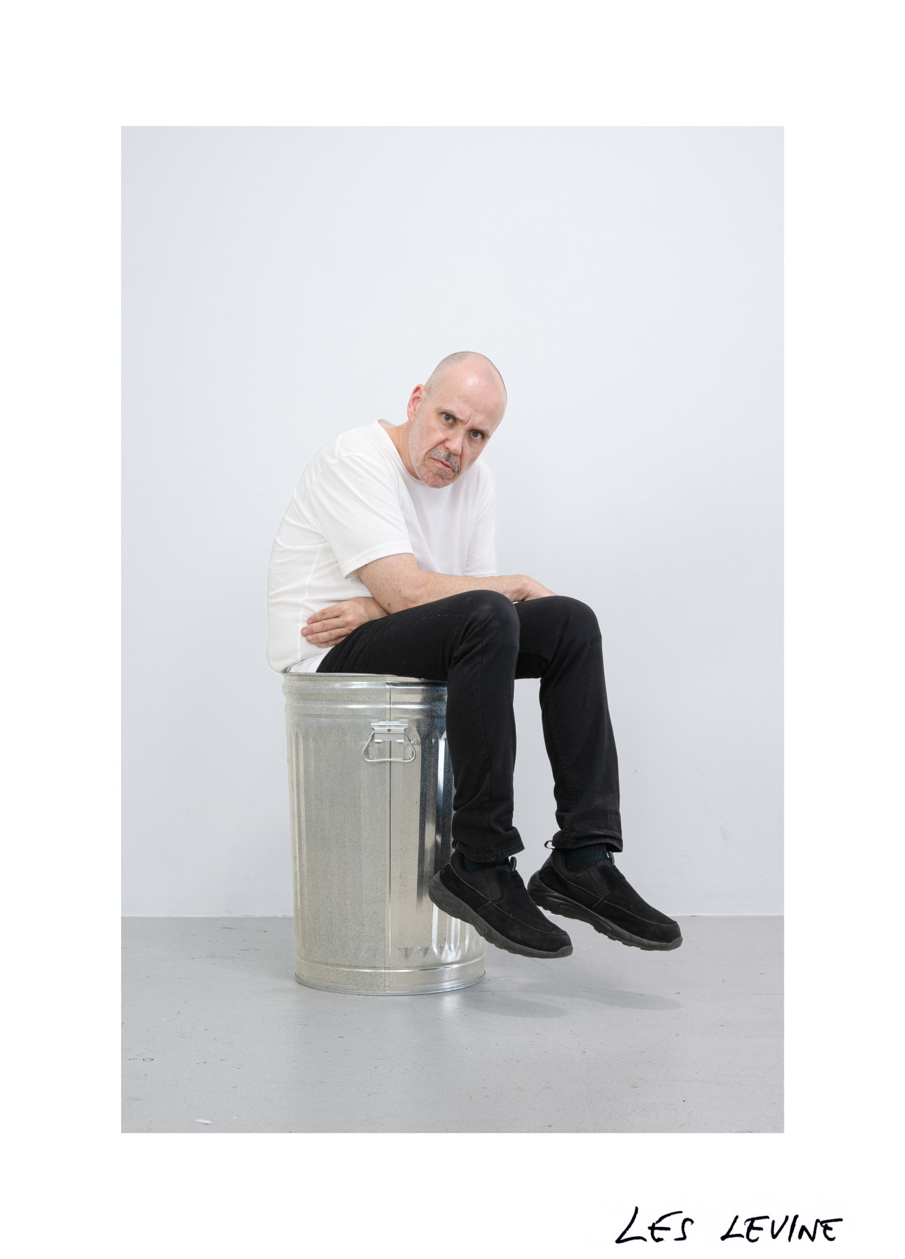 Steve Giasson et Charles-&Eacute;tienne Lebrun. Performance invisible n&deg; 259 (Faire des histoires). D'apr&egrave;s&nbsp;Scott Grieger. Impersonations (Les Levine). 1970. Performance : Steve Giasson. Cr&eacute;dit photographique et retouches photographiques : Charles-&Eacute;tienne Lebrun. Assistance : Martin Vinette. Galerie B-312. 17 ao&ucirc;t 2025.