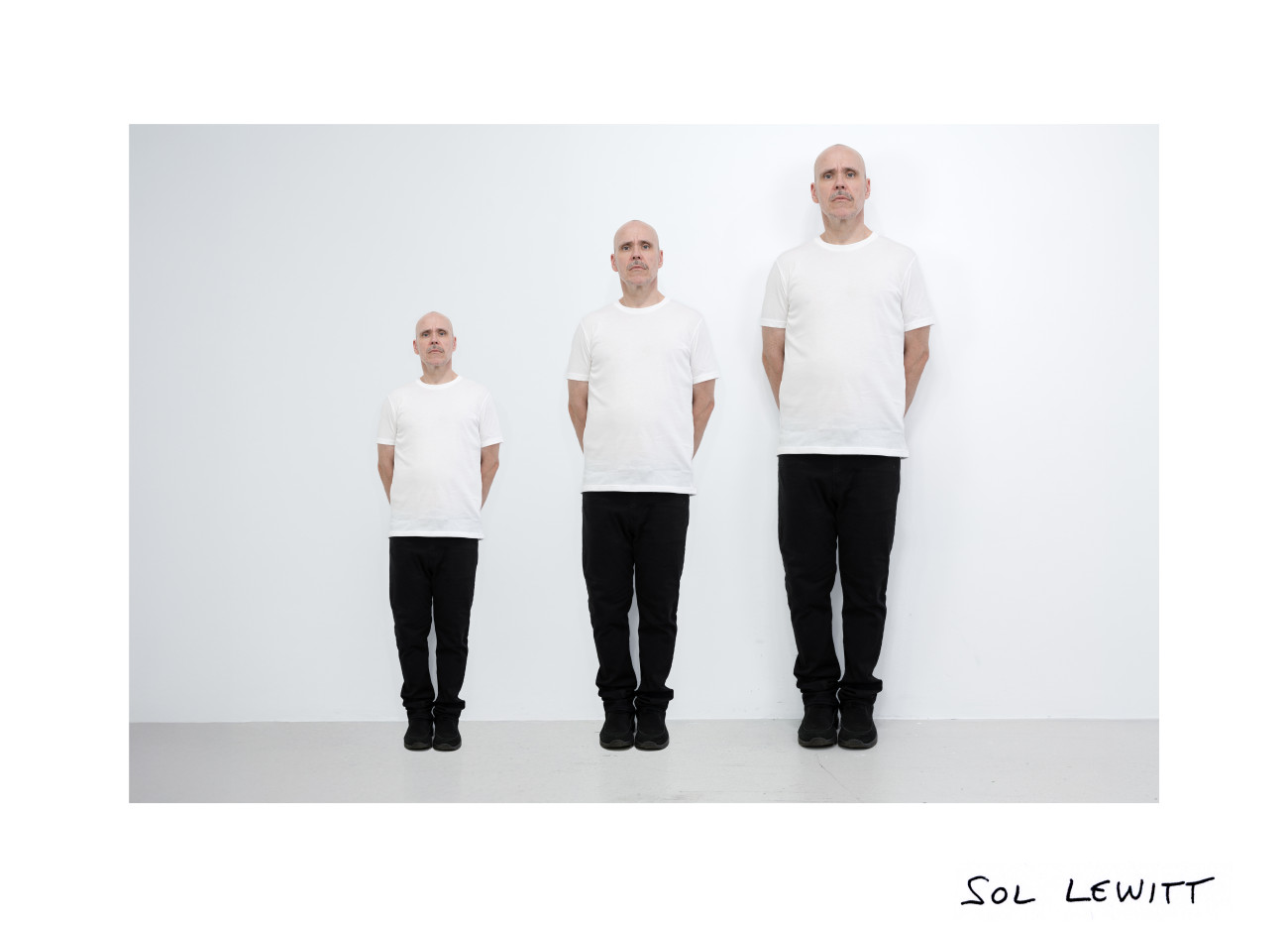 Steve Giasson et Charles-&Eacute;tienne Lebrun. Performance invisible n&deg; 259 (Faire des histoires). D'apr&egrave;s&nbsp;Scott Grieger. Impersonations (Sol LeWitt). 1970. Performance : Steve Giasson. Cr&eacute;dit photographique et retouches photographiques : Charles-&Eacute;tienne Lebrun. Assistance : Martin Vinette. Galerie B-312. 17 ao&ucirc;t 2025.