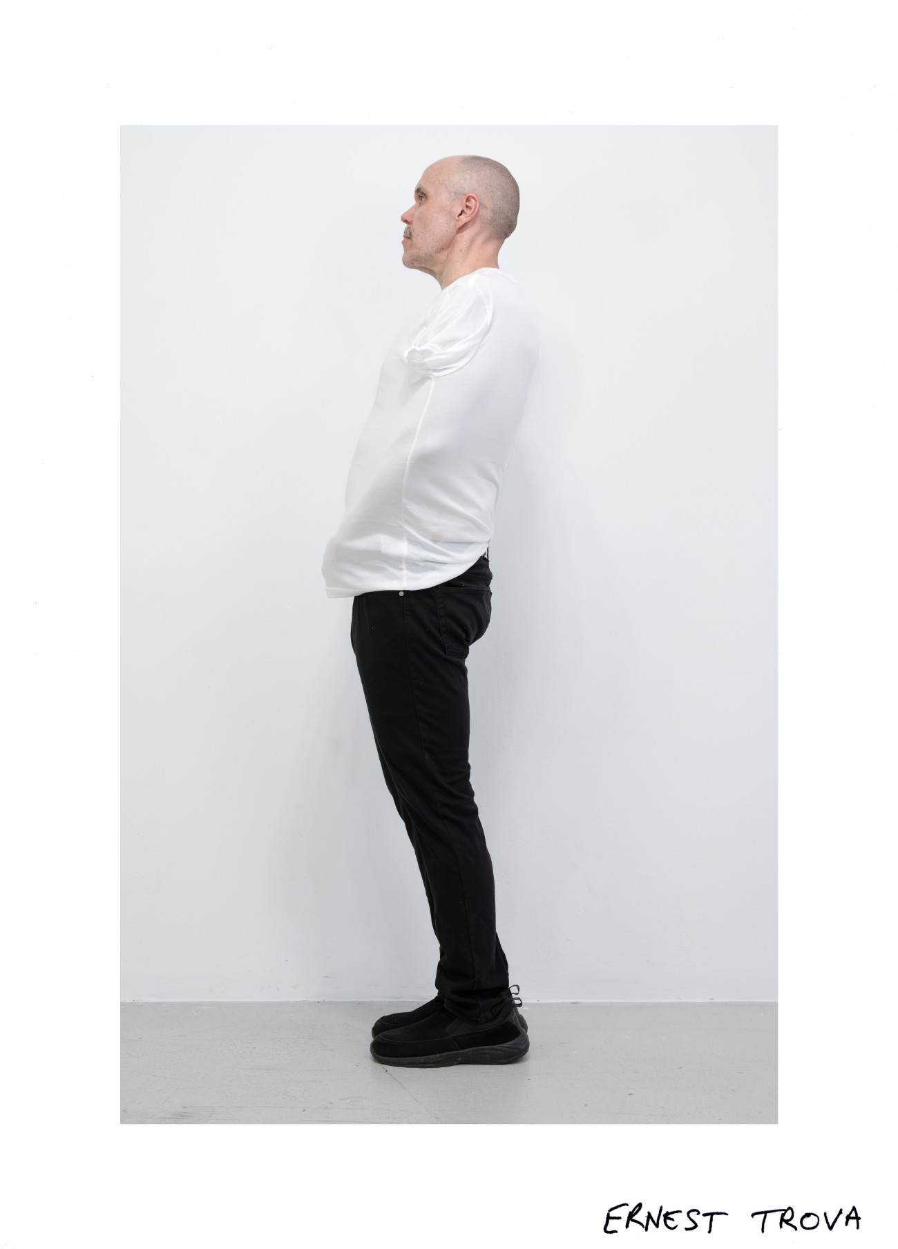 Steve Giasson et Charles-&Eacute;tienne Lebrun. Performance invisible n&deg; 259 (Faire des histoires). D'apr&egrave;s&nbsp;Scott Grieger. Impersonations (Ernest Trova). 1970. Performance : Steve Giasson. Cr&eacute;dit photographique et retouches photographiques : Charles-&Eacute;tienne Lebrun. Assistance : Martin Vinette. Galerie B-312. 17 ao&ucirc;t 2025.