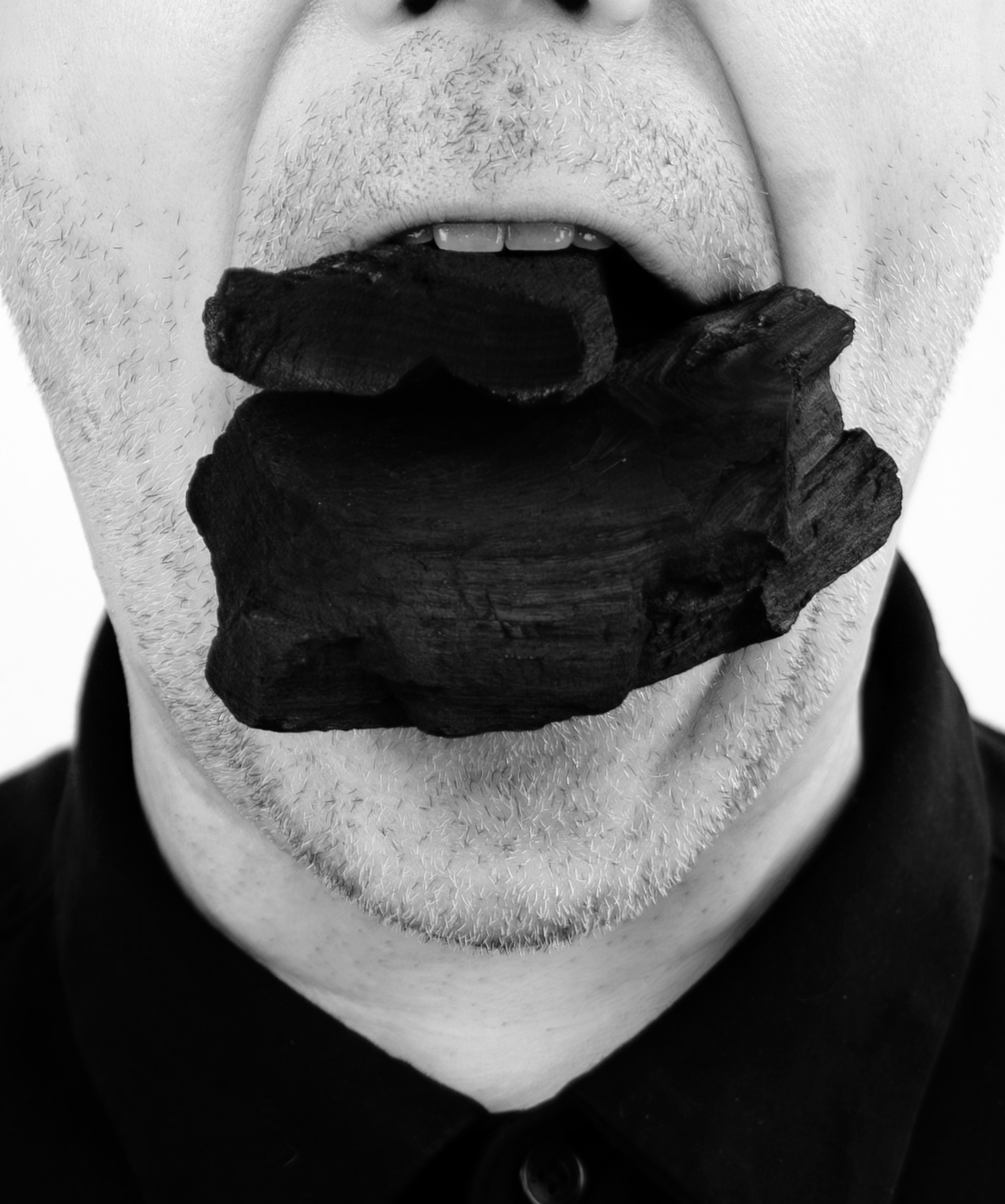 Steve Giasson. Performance invisible n&deg; 265 (Retenir sa langue). Reenactment de Jannis Kounellis. Porta Murata. 1990. Performeur : Steve Giasson. Cr&eacute;dit photographique : Martin Vinette. Retouches photographiques : Charles-&Eacute;tienne Lebrun. Centre des arts actuels SKOL. 17 ao&ucirc;t 2024.