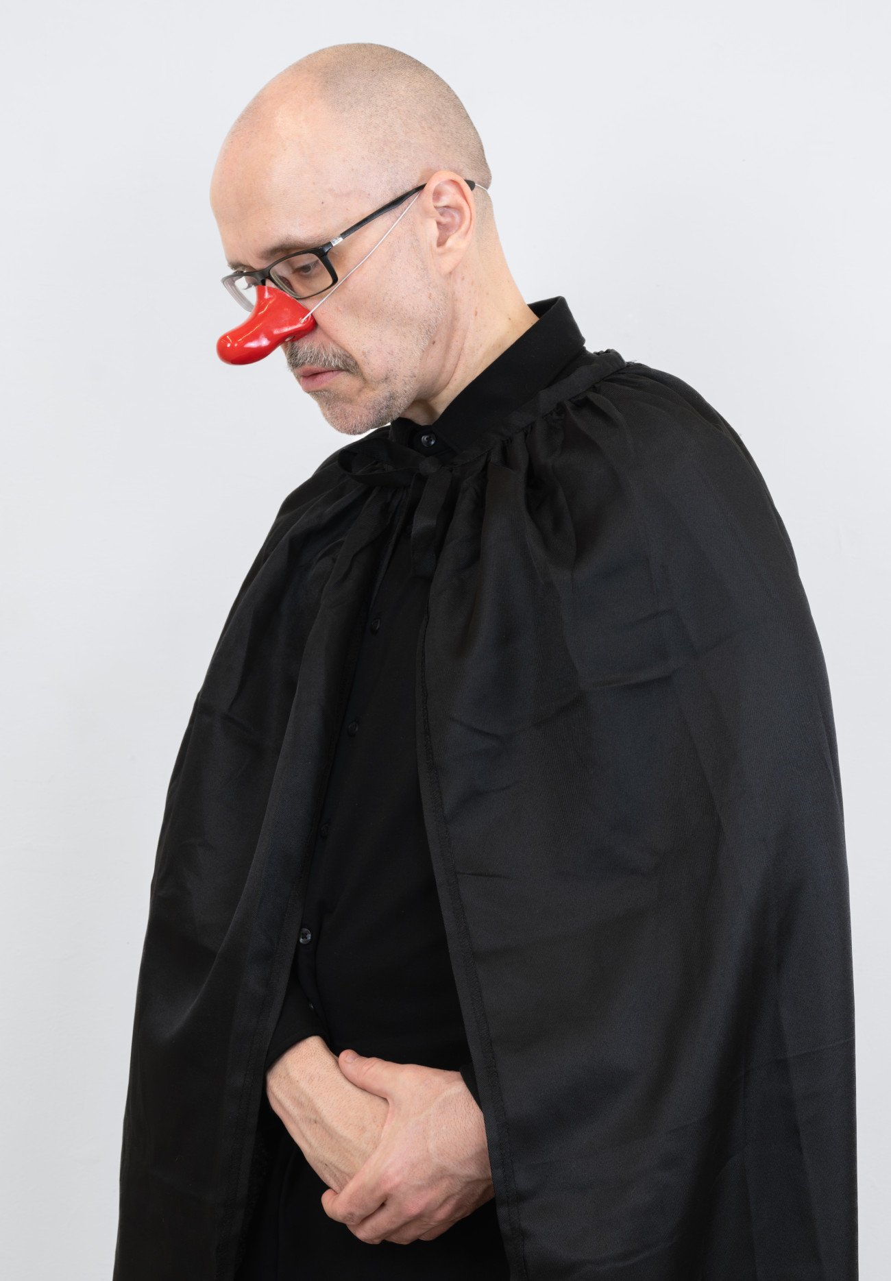 Steve Giasson. Performance invisible n&deg; 273 (Finir clown). Reenactment d'Emilio Prini. Senza titolo (Alieno). 1968. Performeur : Steve Giasson. Cr&eacute;dit photographique et retouches photographiques : Charles-&Eacute;tienne Lebrun. 8 janvier 2026.