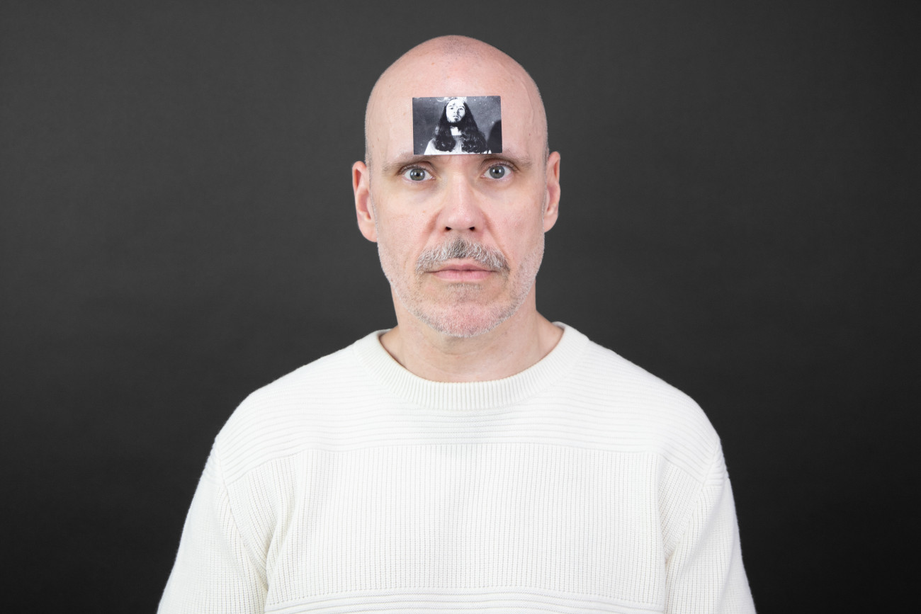 Gast&atilde;o de Magalh&atilde;es et Steve Giasson. Performance invisible n&deg; 281 (&Ecirc;tre une image de plus). Reenactment de Gast&atilde;o de Magalh&atilde;es. MOMENCTO IN MEDINA. 1976.&nbsp;Performeur : Steve Giasson. Cr&eacute;dit photographique : Martin Vinette. Retouches photographiques : Charles-&Eacute;tienne Lebrun. Galerie B-312. 18 ao&ucirc;t 2025.