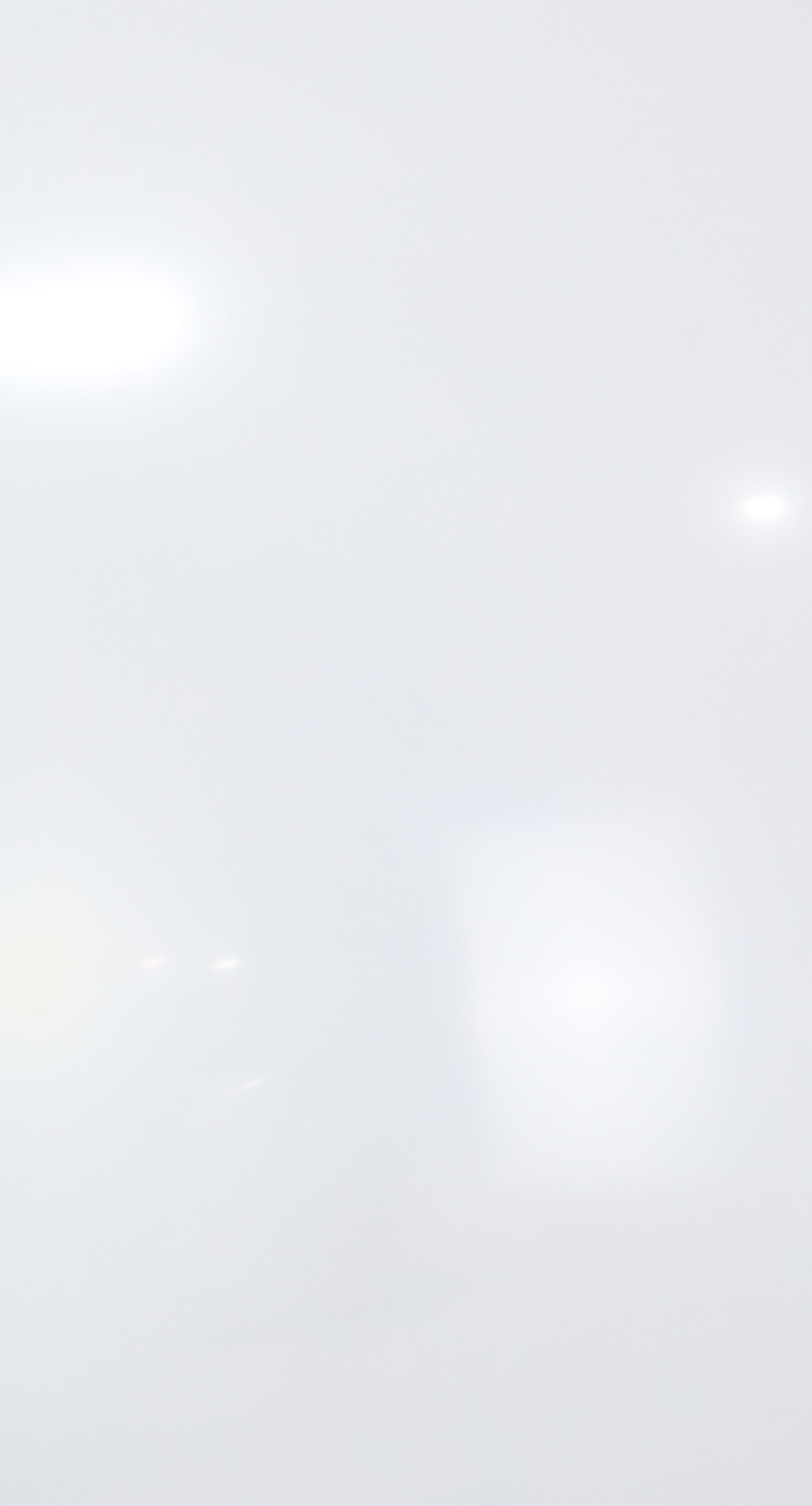 Steve Giasson. Performance invisible n&deg; 283 (Faire avec peu). Reenactment de Roy Grayson. Flikker Book No. 8. 1972. Performeur : Steve Giasson. Cr&eacute;dit photographique : Martin Vinette. Retouches photographiques : Charles-&Eacute;tienne Lebrun. Galerie B-312. 18 ao&ucirc;t 2025.