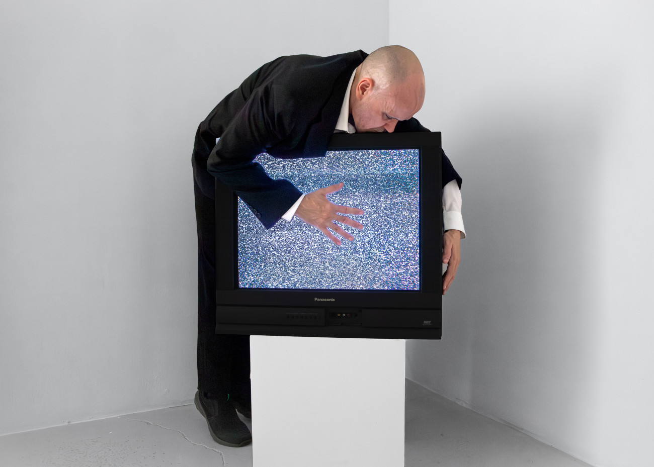 Steve Giasson. Performance invisible n&deg; 288 (Pr&eacute;f&eacute;rer les id&eacute;es (&agrave; la musique)). Remake d'un fragment de Jean-Luc Godard. Prénom&nbsp;: Carmen. 1983. Performeur : Steve Giasson. Cr&eacute;dit photographique et vid&eacute;ographique : Martin Vinette. Retouches photographiques&nbsp;et vid&eacute;ographiques&nbsp;: Charles-&Eacute;tienne Lebrun. Galerie B-312. 10 ao&ucirc;t 2025.