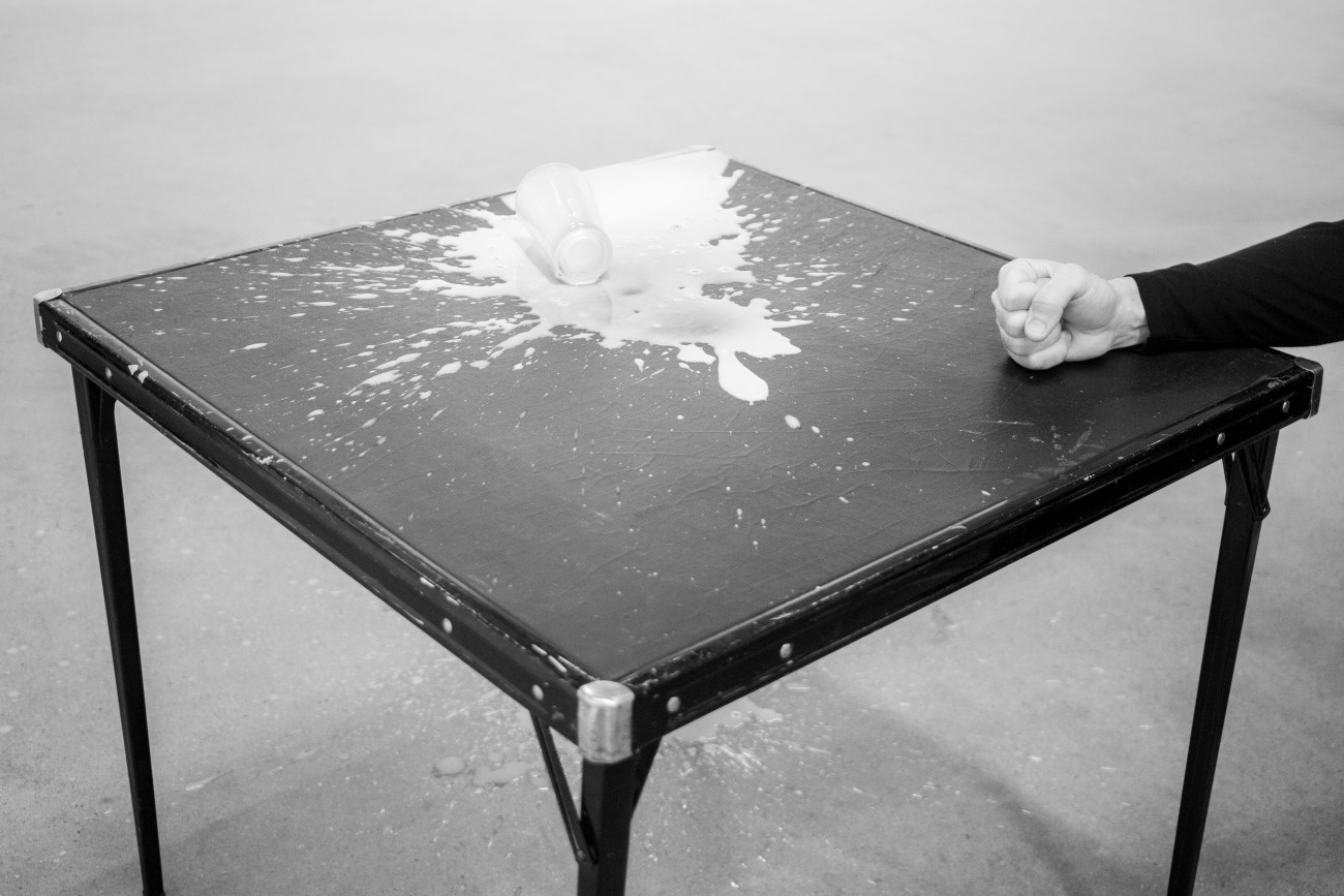 Steve Giasson. Performance invisible n&deg; 290 (Provoquer l'accident). Reenactment de Jack Goldstein.&nbsp;A Glass of Milk. 1972. Performeur : Steve Giasson. Cr&eacute;dit photographique et vid&eacute;ographique : Martin Vinette. Retouches photographiques&nbsp;et vid&eacute;ographiques : Charles-&Eacute;tienne Lebrun. Centre Clark. 6 juillet 2024.