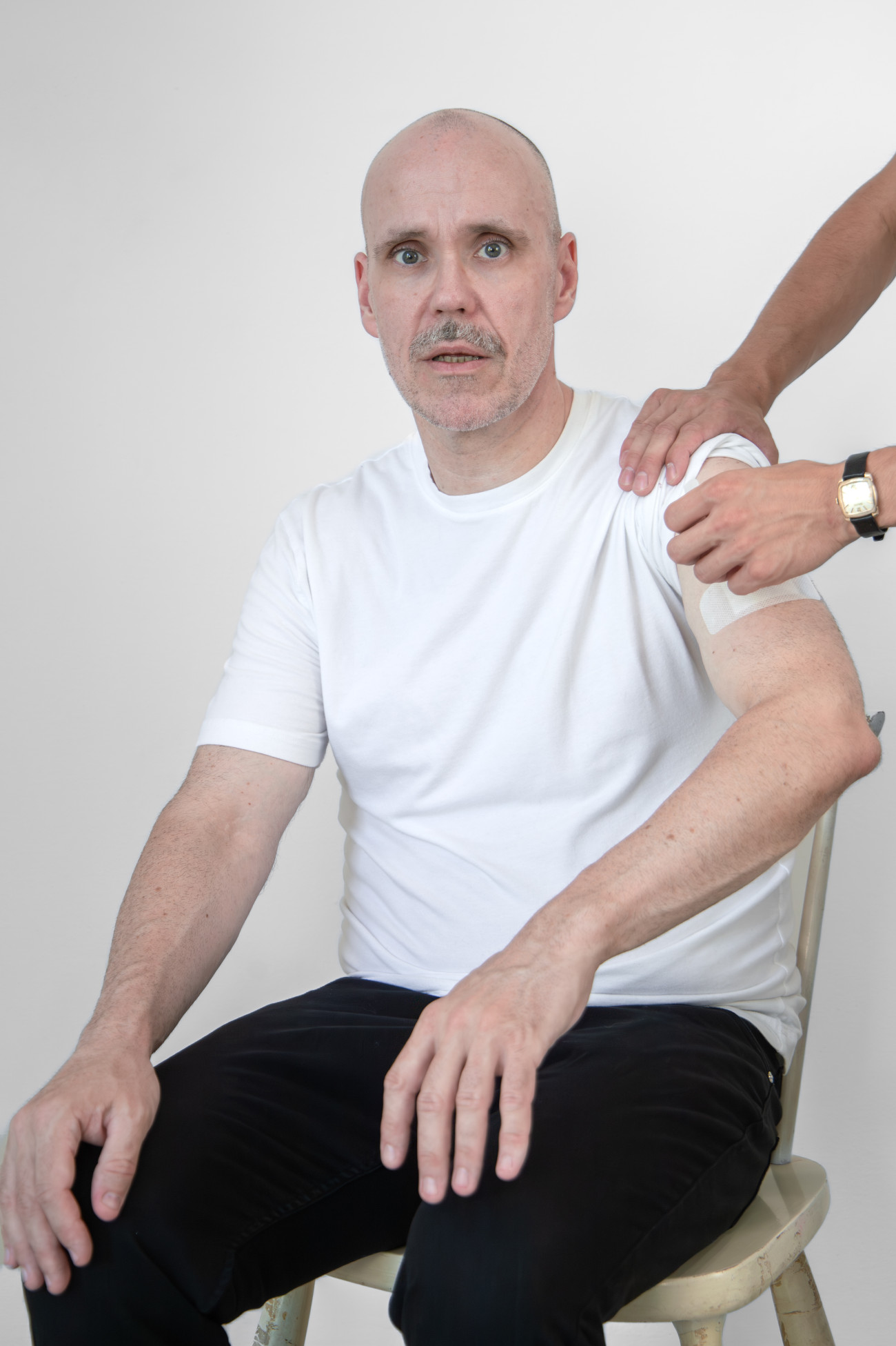 Steve Giasson. Performance invisible n&deg; 291 (Jouer &agrave; la guerre). Reenactment de Chris Burden. Shoot. 1971. Performeurs : Steve Giasson et F&eacute;lix Hould. Cr&eacute;dit photographique et vid&eacute;ographique : Martin Vinette. Retouches photographiques&nbsp;et vid&eacute;ographiques : Charles-&Eacute;tienne Lebrun. Galerie B-312. 15 ao&ucirc;t 2025.