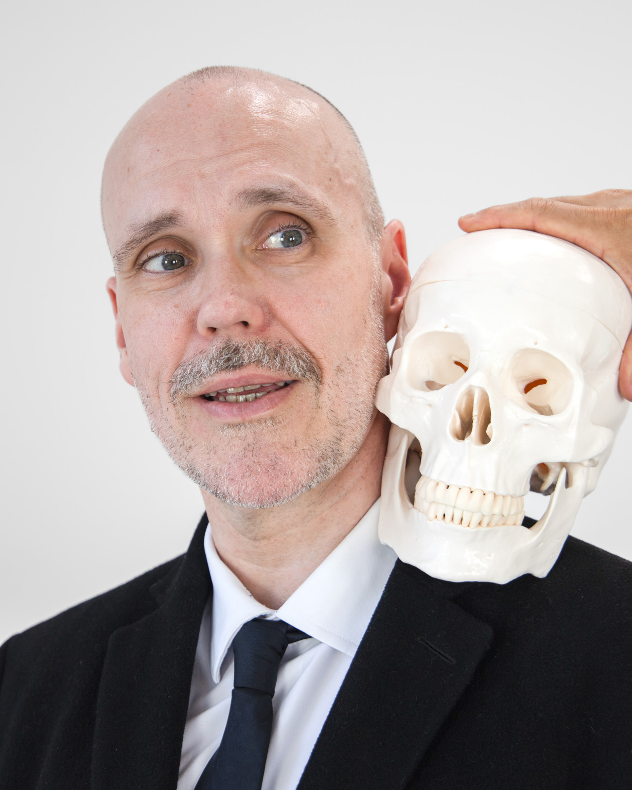 Steve Giasson. Performance invisible n&deg; 294 (Regarder un d&eacute;sastre (au ralenti)). D'apr&egrave;s&nbsp;Andy Warhol. Self-portrait with Skull. 1977. Performeurs : Steve Giasson et Martin Vinette. Cr&eacute;dit photographique : Martin Vinette. Retouches photographiques : Charles-&Eacute;tienne Lebrun. Galerie B-312. 2 ao&ucirc;t 2025.