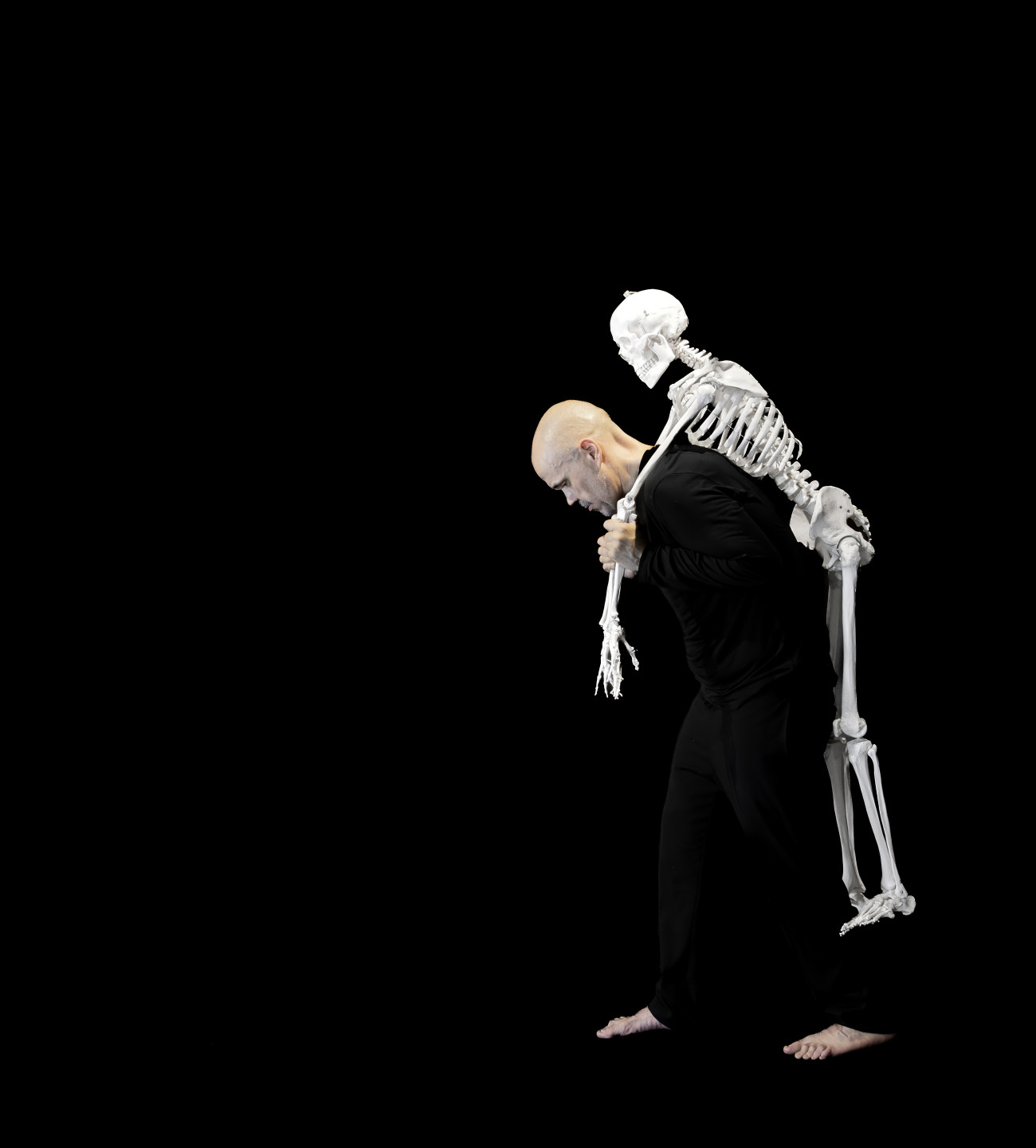 Steve Giasson. Performance invisible n&deg; 295 (Ramasser ses os). Reenactment de Marina Abramović. Carrying the Skeleton. 2008. Performeur : Steve Giasson. Cr&eacute;dit photographique : Martin Vinette. Retouches photographiques : Charles-&Eacute;tienne Lebrun. Centre des arts actuels SKOL. 10 ao&ucirc;t 2025.
