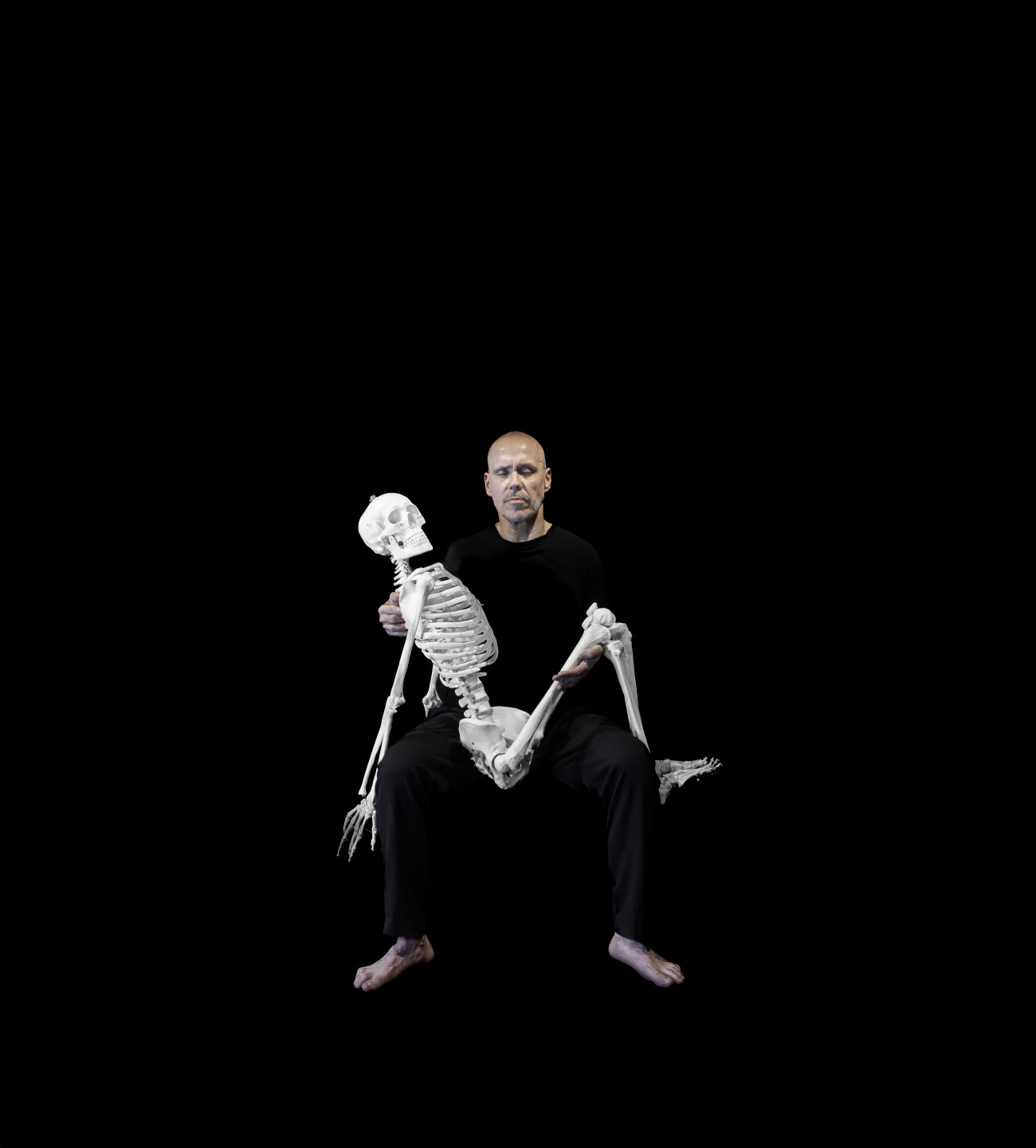 Steve Giasson. Performance invisible n&deg; 297 (Porter ses os). Reenactment de Marina Abramović. Holding the Skeleton. 2008. Performeur : Steve Giasson. Cr&eacute;dit photographique : Martin Vinette. Retouches photographiques : Charles-&Eacute;tienne Lebrun. Centre des arts actuels SKOL. 10 ao&ucirc;t 2025.