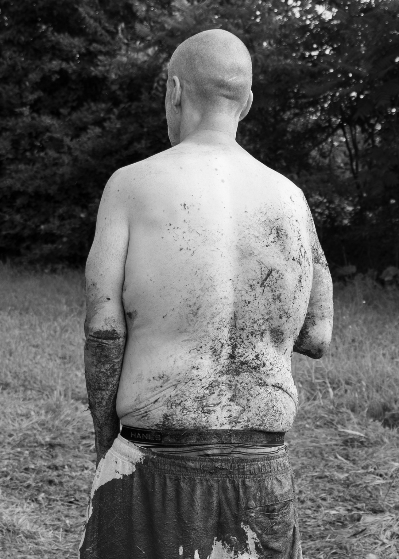 Steve Giasson. Performance invisible n&deg; 303 (Retourner &agrave; sa boue). Reenactment de&nbsp;Kazuo Shigara. Challenge to the Mud. 1955.&nbsp;Performeur : Steve Giasson. Cr&eacute;dit photographique : Martin Vinette. Assistance : F&eacute;lix Hould,&nbsp;Colin Hould, Dominique Vincent et Francis Brabant. Retouches photographiques : Charles-&Eacute;tienne Lebrun. 19 juillet 2025.