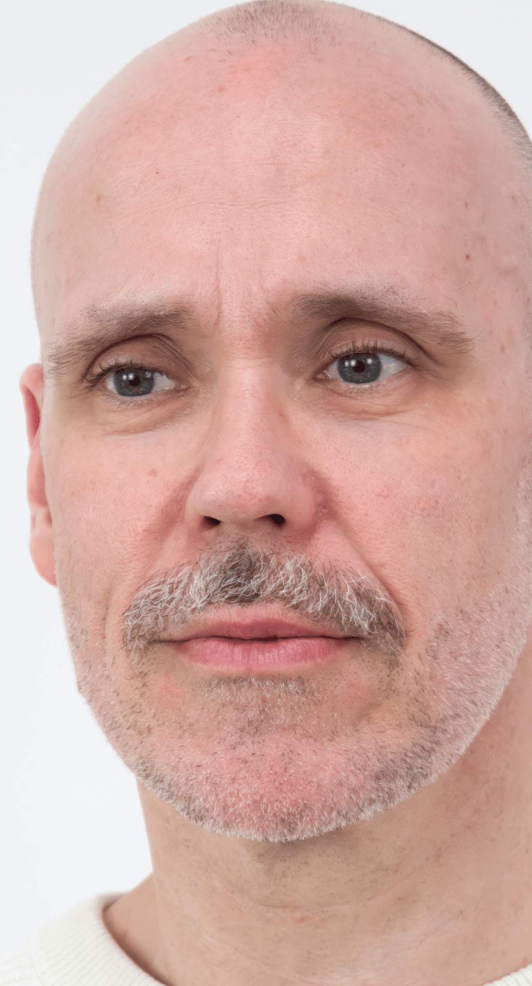 Steve Giasson. Performance invisible n&deg; 283 (Faire avec peu). Reenactment de Roy Grayson. Flikker Book No. 8. 1972. Performeur : Steve Giasson. Cr&eacute;dit photographique : Martin Vinette. Retouches photographiques : Charles-&Eacute;tienne Lebrun. Galerie B-312. 18 ao&ucirc;t 2025.