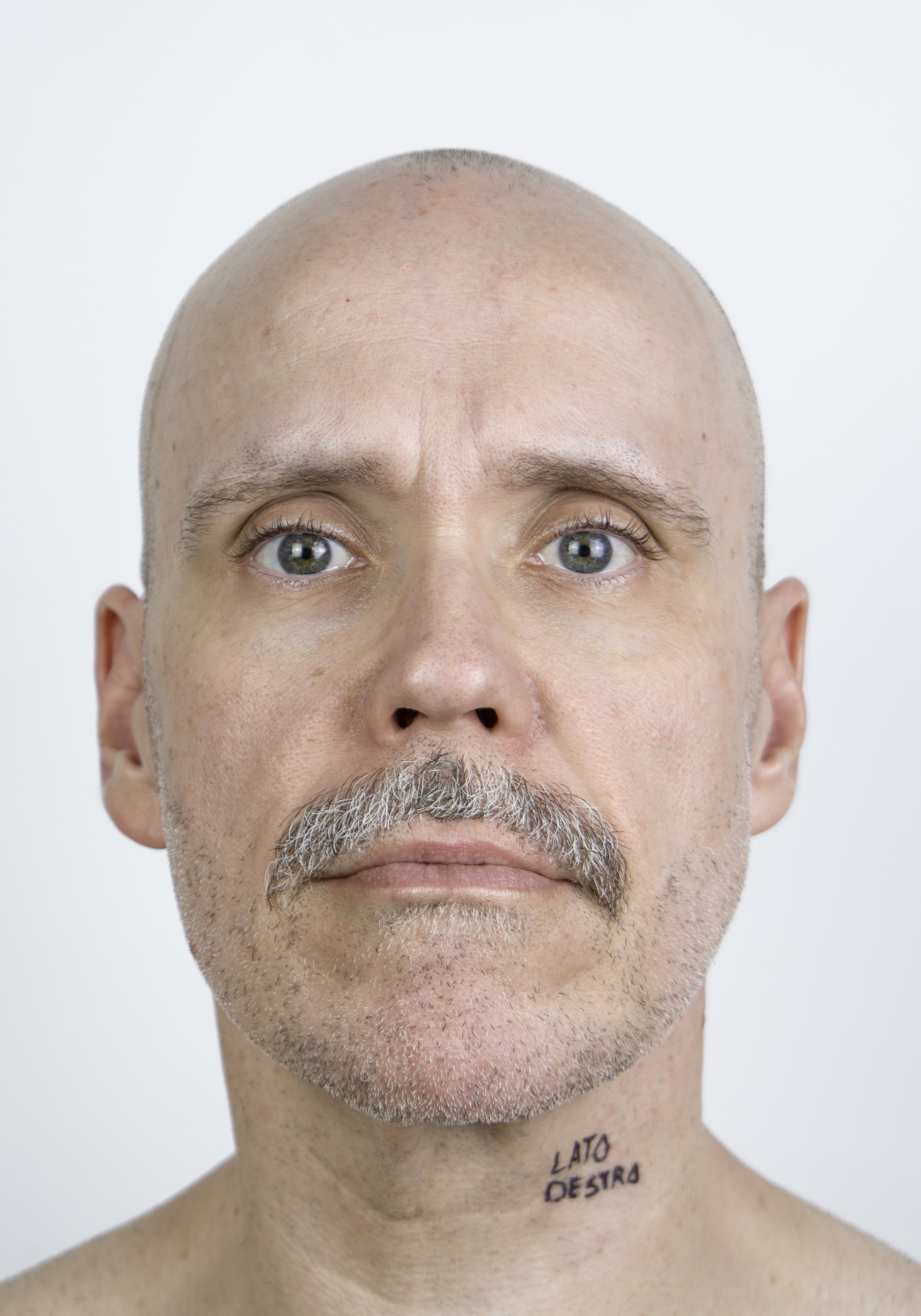 Steve Giasson. Performance invisible n&deg; 256 (Confrondre sa droite et sa gauche). Reenactment de Giovanni Anselmo. Lato destro &nbsp;[C&ocirc;t&eacute; droit].&nbsp;1970. Performeur : Steve Giasson. Cr&eacute;dit photographique : Martin Vinette. Retouches photographiques : Charles-&Eacute;tienne Lebrun. 5 octobre 2025.