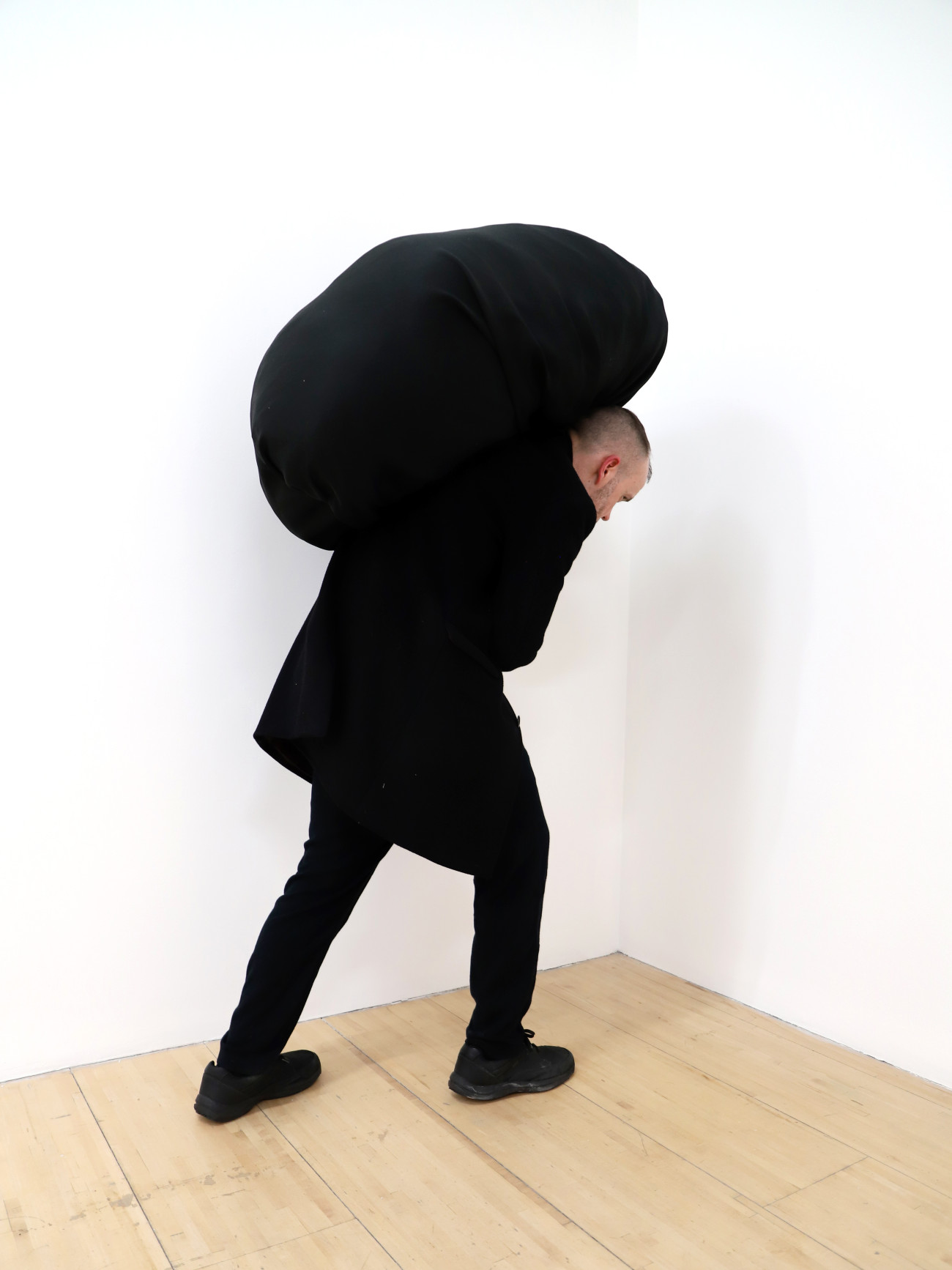 Steve Giasson. Performance invisible n&deg; 263 (Porter rien). Reenactment&nbsp;de Jannis Kounellis. Performance con sacco. Mexico City. 2000. Performeur : Steve Giasson. Cr&eacute;dit photographique : Martin Vinette. Retouches photographiques : Daniel Roy. Axen&eacute;o7. 16 f&eacute;vrier 2022.&nbsp;