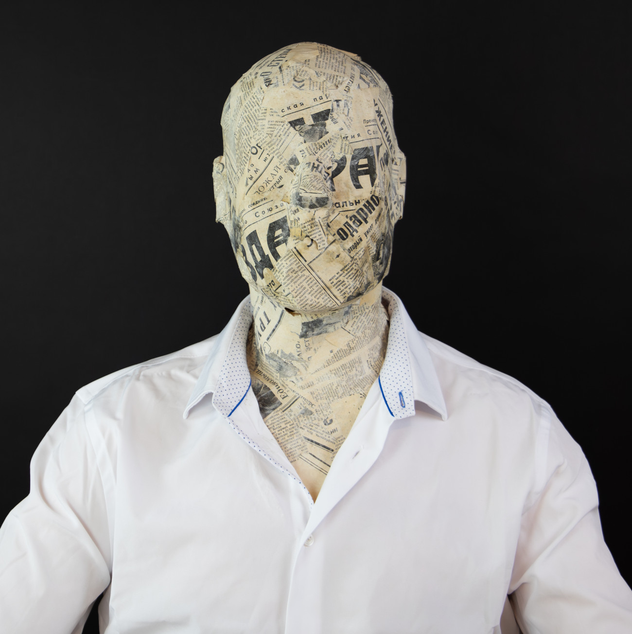 Steve Giasson. Performance invisible n&deg; 267 (&Ecirc;tre creux). Reenactment de&nbsp;Ľubomír Ďurček.&nbsp;Hlava v Pravde.&nbsp;[La t&ecirc;te dans la Pravda /&nbsp;La t&ecirc;te dans la v&eacute;rit&eacute;].&nbsp;1989. Performeur : Steve Giasson. Cr&eacute;dit photographique : Martin Vinette. Masque : Genevi&egrave;ve Dagenais. Retouches photographiques : Charles-&Eacute;tienne Lebrun. Centre des arts actuels SKOL. 28 juillet 2024.