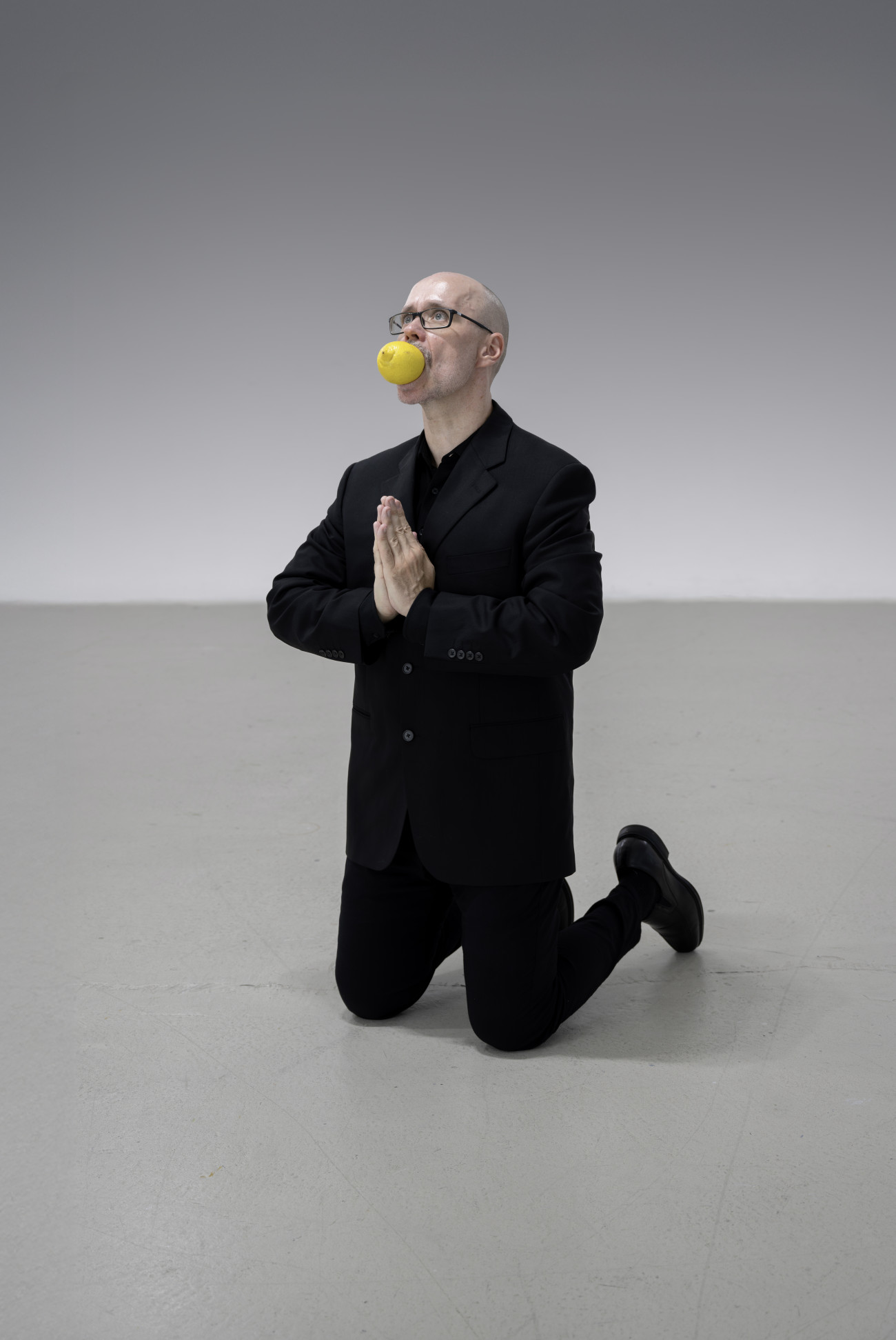 Steve Giasson. Performance invisible n&deg; 270 (Demander pardon (sans pr&eacute;ciser pourquoi)).&nbsp;Reenactment de Erwin Wurm. The Artist Begging for Mercy (Dedicated to Maurizio). 2002. Performeur : Steve Giasson. Cr&eacute;dit photographique : Charles-&Eacute;tienne Lebrun. Assistance : Martin Vinette. Retouches photographiques : Charles-&Eacute;tienne Lebrun. Galerie B-312. 17 ao&ucirc;t 2025.