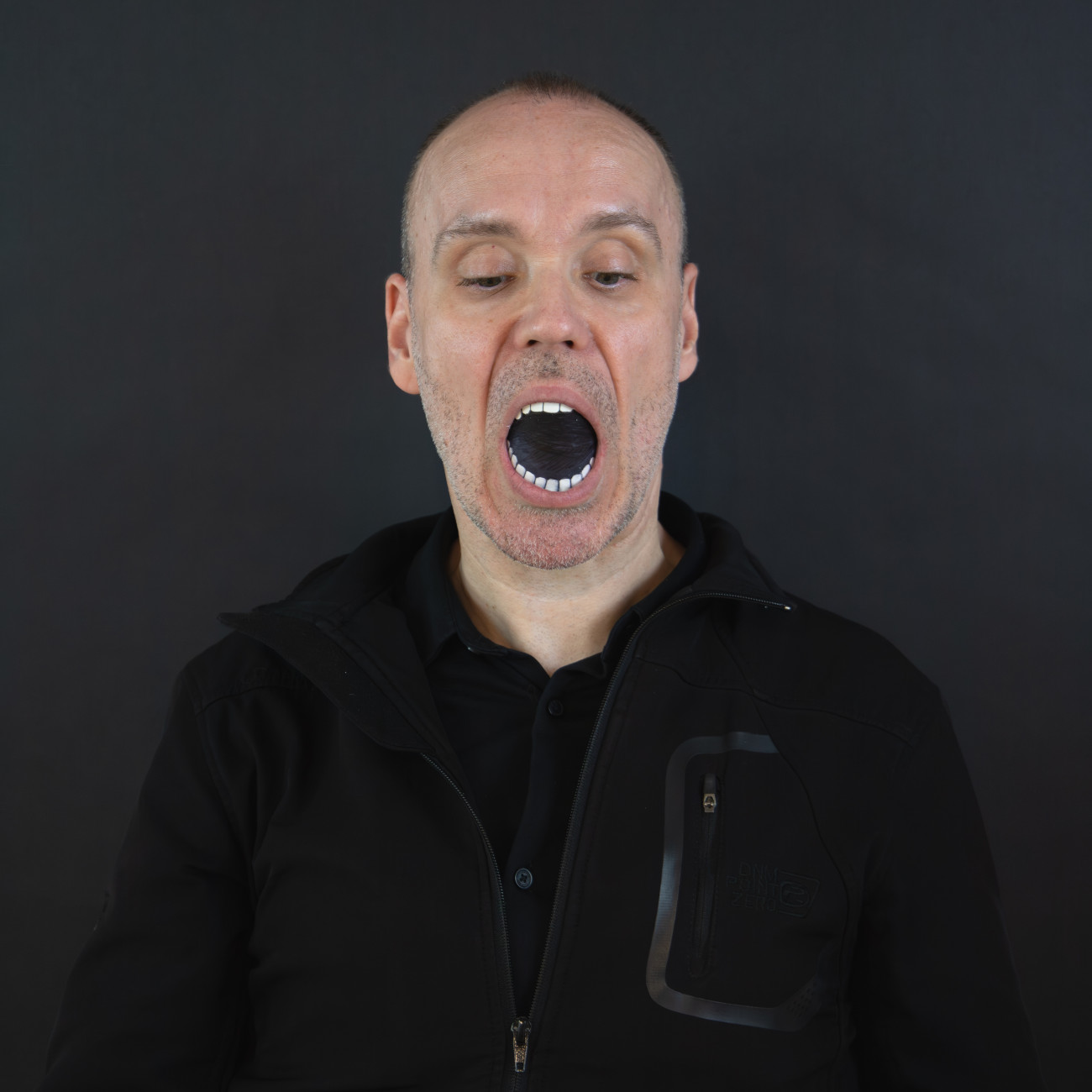 Steve Giasson. Performance invisible n&deg; 277 (Troquer d'identit&eacute;).&nbsp;Reenactment de Ľubom&iacute;r Ďurček. Prijimanie 1 - III. Stotožnenie / Acceptance | - III. Identification. 1980. Performeur : Steve Giasson. Cr&eacute;dit photographique : Martin Vinette. Assistance : Genevi&egrave;ve Dagenais. Retouches photographiques : Charles-&Eacute;tienne Lebrun. Centre des arts actuels SKOL. 28 juillet 2024.