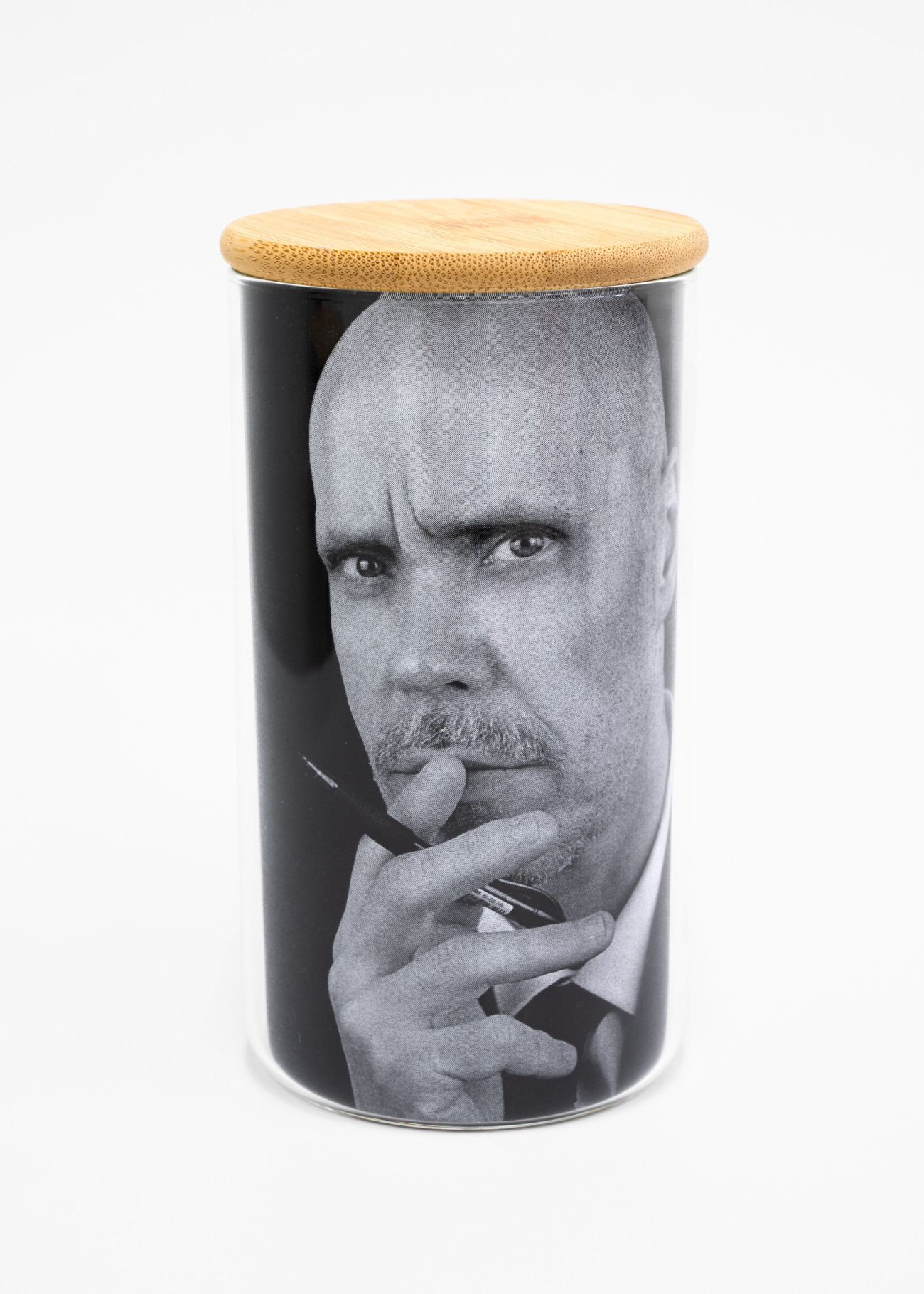 Steve Giasson. Performance invisible n&deg; 278 (&Ecirc;tre sa propre marchandise). D'apr&egrave;s Marcel Broodthaers.&nbsp;Autoportrait. 1966.&nbsp;D'apr&egrave;s&nbsp;Marcel Broodthaers.&nbsp;Pot avec photo noir et blanc (Autoportrait).&nbsp;1967.&nbsp;Cr&eacute;dit photographique : Martin Vinette et&nbsp;Charles-&Eacute;tienne Lebrun. Retouches photographiques : Charles-&Eacute;tienne Lebrun. 15 juin 2025.