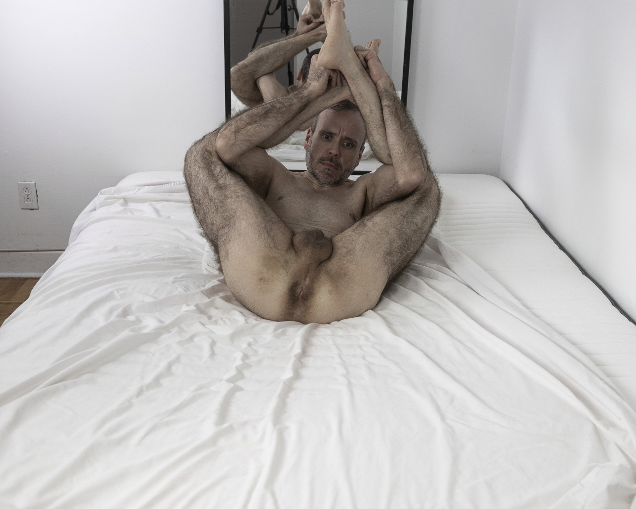 Steve Giasson. Performance invisible n&deg; 276 (Rougir de soi). Photographie non retenue initialement de la&nbsp;Performance invisible n&deg; 218 (&Ecirc;tre son propre metteur en sc&egrave;ne).&nbsp;Reenactment d&rsquo;Ion Grigorescu. Omagiu lui Bacon [Hommage &agrave; Bacon]. 1977. D&rsquo;apr&egrave;s Francis Bacon. Triptych &ndash; Studies from the Human Body. 1970. Performeur : Steve Giasson. Cr&eacute;dit photographique&nbsp;: Martin Vinette. Retouches photographiques : Daniel Roy. 21 janvier 2021.