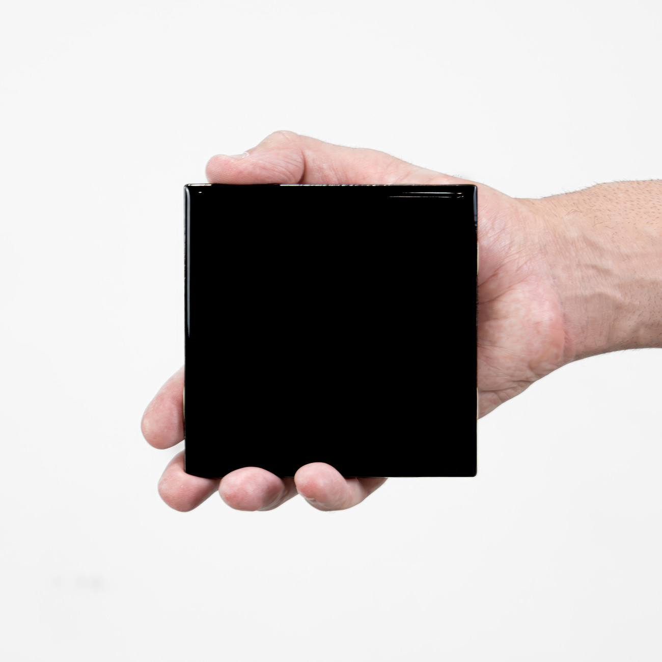 Steve Giasson. Performance invisible n&deg; 279 (Essayer de faire autre chose). D'apr&egrave;s&nbsp;Reiner Ruthenbeck. Taschenspiegel. Tuile de c&eacute;ramique (objet trouv&eacute;), 10.8 x 10.8 cm, ca. 20 copies, sign&eacute;e et dat&eacute;e, 1970&ndash;1971. Performeur : Steve Giasson. Cr&eacute;dit photographique : Martin Vinette. Retouches photographiques : Charles-&Eacute;tienne Lebrun. Galerie B-312. 21 ao&ucirc;t 2025.