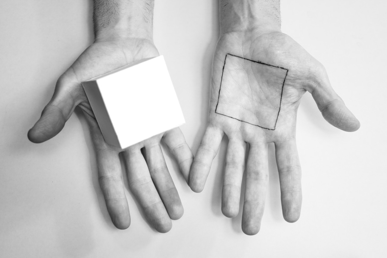 Steve Giasson. Performance invisible n&deg; 287 (Chercher une autre forme). Reenactment de Liliana Porter. Untitled (geometric Shapes). 1973&nbsp;.&nbsp;Performeur : Steve Giasson. Cr&eacute;dit photographique : Martin Vinette. Assistance : F&eacute;lix Hould (formes g&eacute;om&eacute;triques). Retouches photographiques : Charles-&Eacute;tienne Lebrun. 9 novembre 2025.