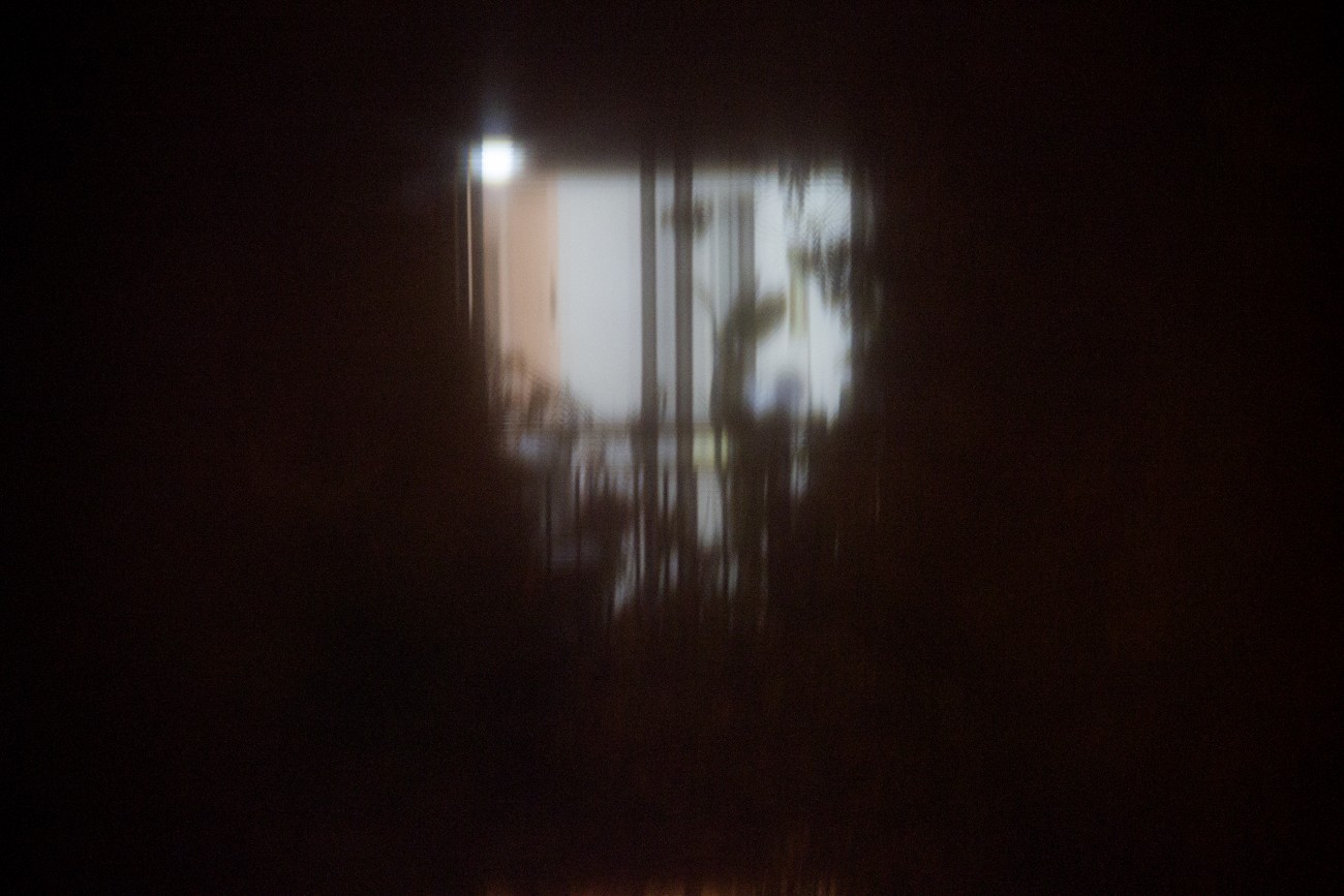 Steve Giasson. Performance invisible n° 29 (Épier quelqu’un ou quelque chose de sa fenêtre.) Performeur : Daniel Roy. Crédit photographique : Daniel Roy. 24 septembre 2015.