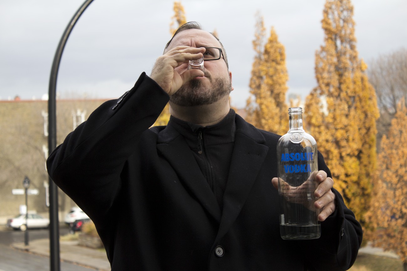Steve Giasson. Performance invisible n° 44 (Boire de la vodka sous la pluie). Performeur : Steve Giasson. Crédit photographique : Martin Vinette. 11 novembre 2015.