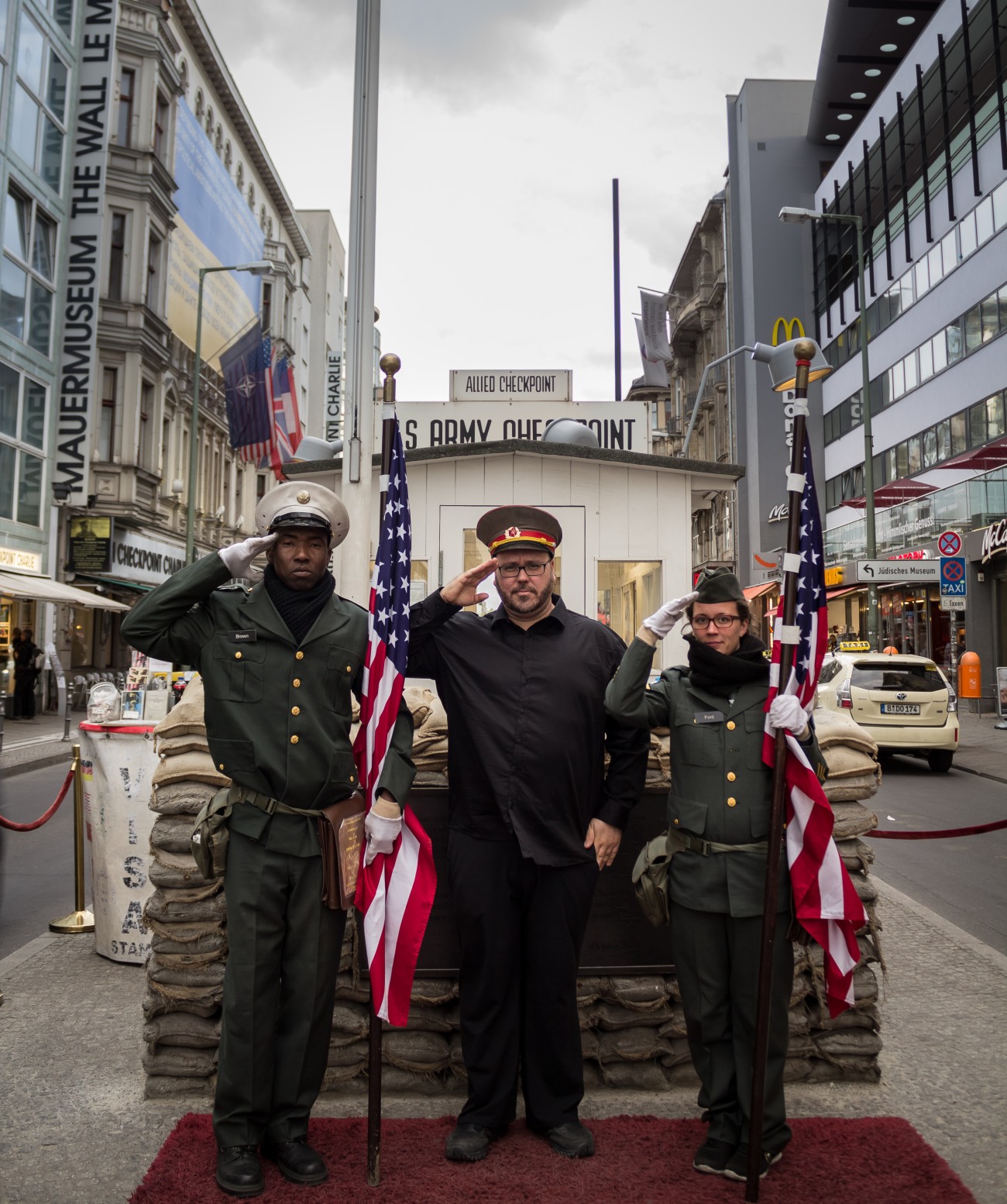 Steve Giasson. Performance invisible n° 114 (Passer à l'Est). Performeurs : Steve Giasson et deux performeurs anonymes. Crédit photographique : Martin Vinette. Checkpoint Charlie, Berlin. 14 mai 2016.