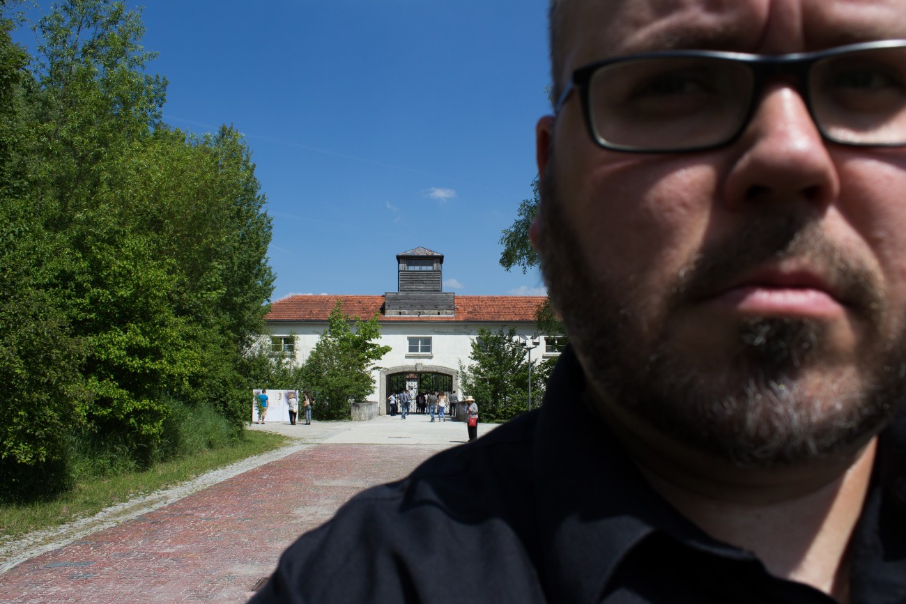 Steve Giasson. Performance invisible n° 117 (Tourner le dos). Performeur : Steve Giasson. Crédit photographique : Steve Giasson. Camp de concentration de Dachau. 26 mai 2016.