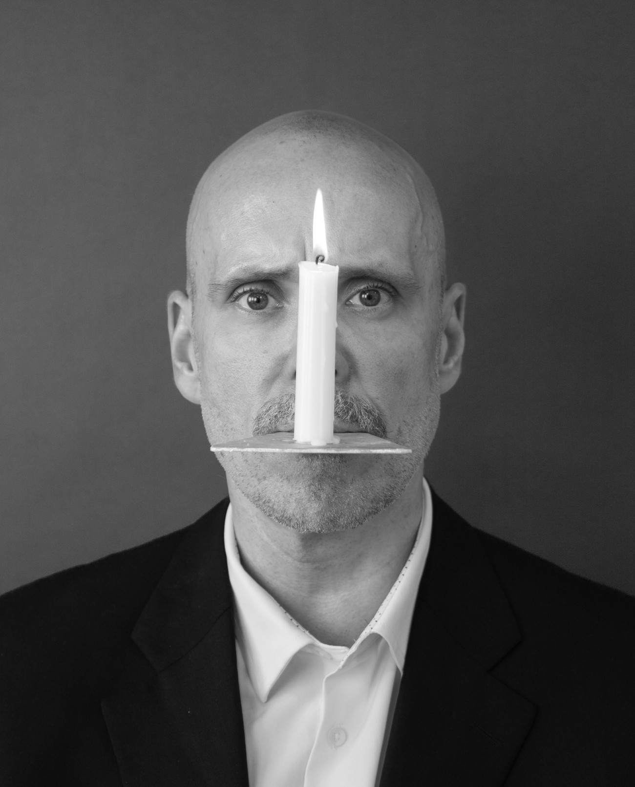 Steve Giasson. Performance invisible n&deg; 268 (Parler d'autre chose). Reenactment de Jannis Kounellis et Claudio Abate. Sans titre. 1989. Performeur : Steve Giasson. Cr&eacute;dit photographique : Martin Vinette. Retouches photographiques : Charles-&Eacute;tienne Lebrun. Galerie B-312. 9 ao&ucirc;t 2025.