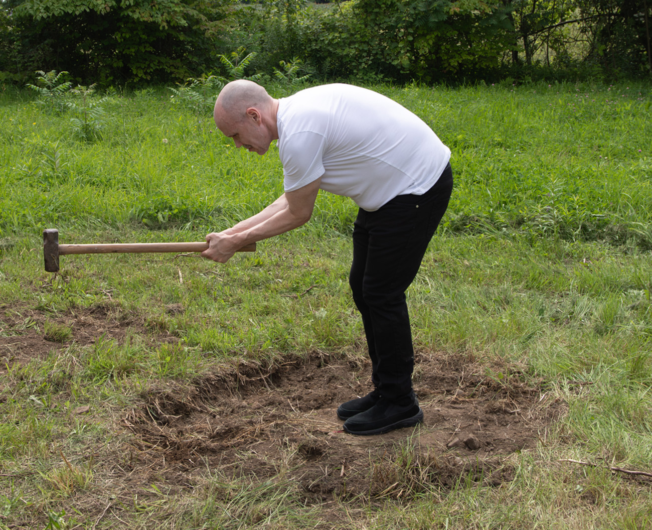 Steve Giasson. Performance invisible n&deg; 282 (Tracer un cercle). Reenactment d'Ulrich R&uuml;ckriem. Circles. 1971. Reenactment de&nbsp;Carey Young.&nbsp;Body Techniques (after Circles, Ulrich Ruckriem, 1971). 2007.&nbsp;Performeur : Steve Giasson. Cr&eacute;dit photographique : Martin Vinette. Assistance : F&eacute;lix Hould,&nbsp;Colin Hould, Dominique Vincent et Francis Brabant. Retouches photographiques : Charles-&Eacute;tienne Lebrun. 19 juillet 2025.