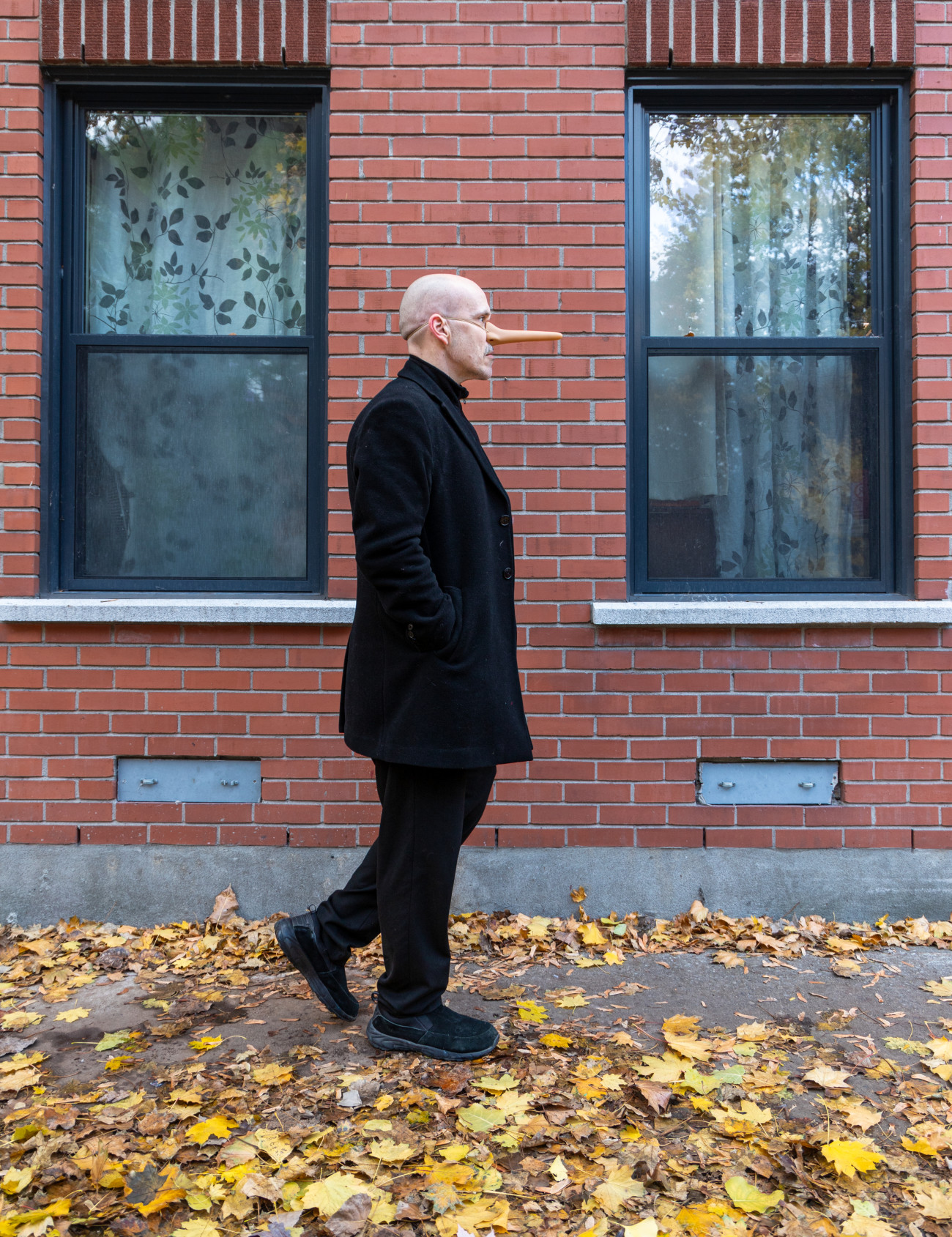 Steve Giasson. Performance invisible n&deg; 272 (Puer le th&eacute;&acirc;tre). Reenactment de&nbsp;Sigur&eth;ur Gu&eth;mundsson. Untitled. 1974. Performeur : Steve Giasson. Cr&eacute;dit photographique : Martin Vinette. Retouches photographiques : Jason&nbsp;Eastman Maynard. 8 novembre 2025.
